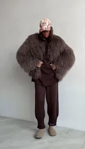 Giacca oversize in eco-pelliccia marrone da donna con pantaloni in maglia