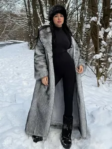 Eleganter langer silber grauer Kunstpelzmantel aus Fuchsimitat im schneebedeckten Winterwald