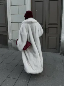 Langer weißer Damen-Fuchspelz-Imitatmantel mit luxuriöser Plüsch-Rückansicht im Detail