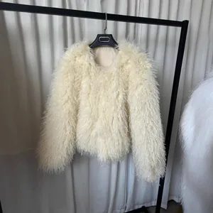 Dettaglio cappotto spesso in ecopelliccia crema con pelo lungo per inverno 2025