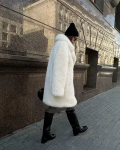 Eleganter langer weißer Webpelzmantel mit Reverskragen für Damen im Streetstyle