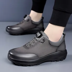 Dettaglio scarpe da trekking grigie con tomaia in mesh e sistema a fibbia rotante