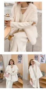 Dettaglio di un gilet in finta pelliccia bianca che mostra texture e styling.