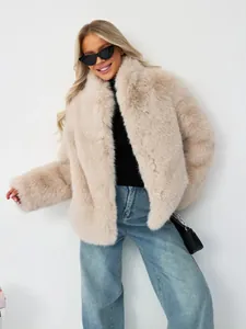 Dicke beige Kunstpelzjacke für Damen mit warmem Stehkragen, perfekt für kalte Wintertage.