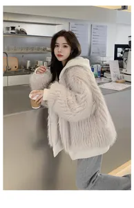 Moderne hellbeige Kunstpelzjacke mit Kapuze und Rippstrickbündchen im schicken Café