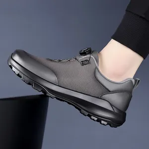 Vista dettagliata di scarpe da trekking grigie da uomo con sistema di allacciatura a rotella