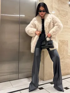 Stylischer mittellanger Kunstpelzmantel aus Fuchsimitat für Damen im Oversize-Look