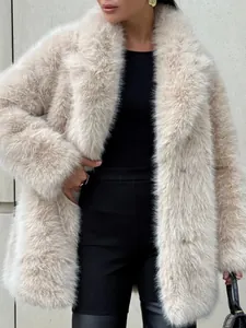 Schicker übergroßer beiger Kunstpelzmantel für Damen, flauschige Winteroberbekleidung.
