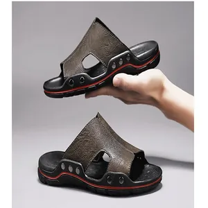 Bruine leren heren slippers met antislip rubberen zool in detailweergave getoond