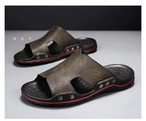 Gedetailleerde macro-opname van herenleren slippers met klinknagels en rode zool