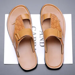 Luxe bruine lederen teensandalen voor heren met stijlvol geometrisch reliëfpatroon