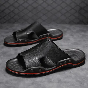 Luxe zwarte lederen heren slippers met rode zool voor de zomerse casual buiten look