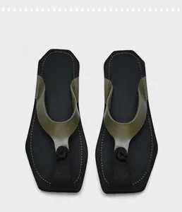 Detailansicht der geometrischen Vintage-Flip-Flops für Herren mit olivgrünen Lederriemen