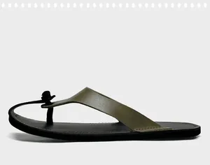 Herren-Flip-Flops in Vintage-Olivgrün mit weicher schwarzer Sohle in der Seitenansicht