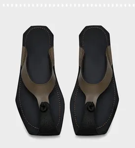 Draufsicht auf Herren-Retro-Flip-Flops mit einzigartigem geometrischem Design in Schwarz-Braun