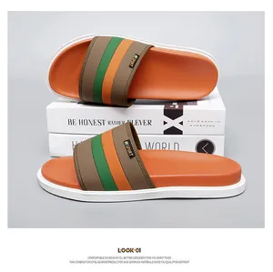 Eleganti ciabatte sportive da uomo con plantare arancione e cinturino a righe
