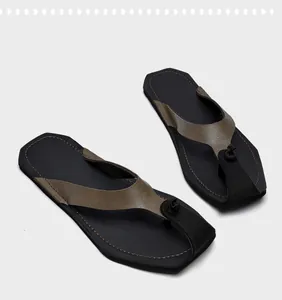 Nahaufnahme von Herren-Flip-Flops im Vintage-Stil mit geometrischer Zehenpartie