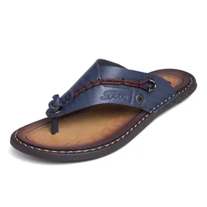 Vue détaillée d'une tong en cuir bleu pour homme avec bride tressée marron et logo Sport