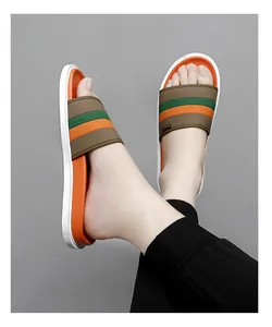 Ciabatte da mare casual da uomo con cinturini a righe colorate e plantare arancione acceso
