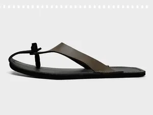 Detailansicht von braunen Retro-Herren-Flip-Flops mit weicher schwarzer Sohle für Strand.