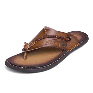 Détail d'une tong marron pour homme avec lanière tressée et logo Sport gaufré