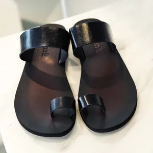 Minimalistische zwarte teensandalen voor heren in klassieke Romeinse premium lederlook
