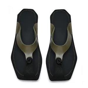 Vintage Herren-Flip-Flops mit olivgrünen Riemen und schwarzen sechseckigen Sohlen