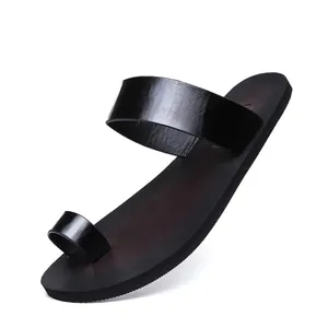 Stijlvolle zwarte leren heren sandalen met teenlus in Romeinse stijl voor de zomer