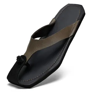 Vintage Herren Flip-Flops mit braunen Lederriemen und dicken schwarzen, weichen Sohlen