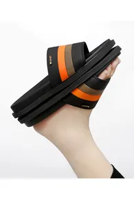 Dettaglio ciabatte sportive da uomo flessibili con strisce arancioni e marroni su cinturini neri