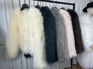 Cappotti in finta pelliccia a pelo lungo in vari colori su un appendiabiti.