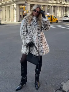 Schickes Model in einem gefleckten Leoparden-Webpelzmantel an einer belebten Straßenecke.