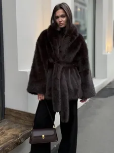 Detailansicht eines dunkelbraunen Kunstpelzmantels mit Gürtel für Damen im Street-Look.