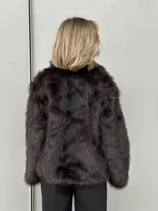 Detailansicht der Rückseite eines luxuriösen dunkelbraunen Kunstpelzmantels für Damen im Winter