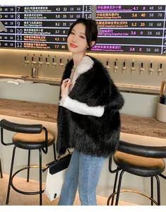 Donna che indossa un gilet di pelliccia sintetica nera in un moderno bar chic