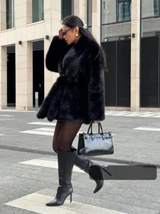 Eleganter schwarzer Kunstpelzmantel für Damen, mittellange Winterjacke mit flauschigem Look.