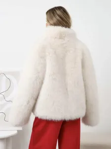 Rückansicht einer weißen Kunstpelzjacke mit Stehkragen aus hochwertigem Webpelz