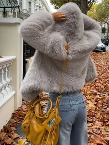 Modische graue Kunstpelz-Kapuzenjacke für Damen, ideal für den Herbst und Winter im Freien.