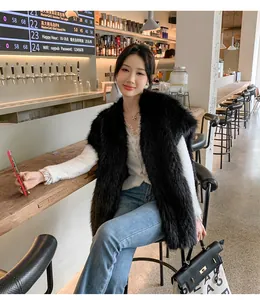 Dettaglio di una modella che indossa un gilet in ecopelliccia nera in un bar alla moda