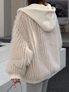 Warme beige Oversize-Kunstpelzjacke mit weißer Rippstrickkapuze für modebewusste Damen
