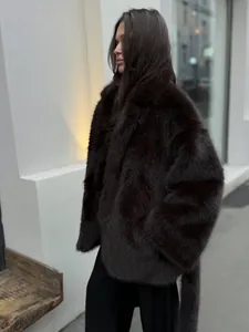 Luxuriöser dunkelbrauner Kunstpelzmantel mit Gürtel für elegante Winterwärme.