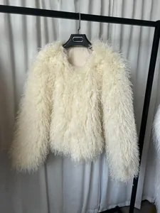 Elegante cappotto in ecopelliccia pelosa color crema da donna, perfetto per l'inverno 2025