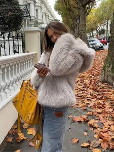 Schicke Damen Kunstpelzjacke mit Kapuze in Grau für herbstliche Streetstyle-Outfits