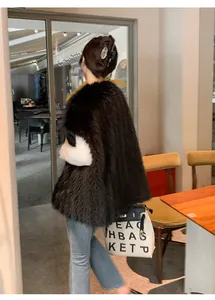 Vista posteriore dettagliata di un elegante gilet in pelliccia sintetica nera da donna