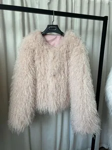 Giacca lussuosa in ecopelliccia rosa da donna, ideale per gli stili autunno e inverno.