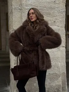 Eleganter brauner Kunstpelzmantel mit Gürtel und breitem Revers für warme Winter