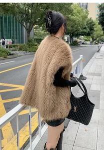 Vista dettagliata di un elegante gilet lungo in ecopelliccia color cammello per donna