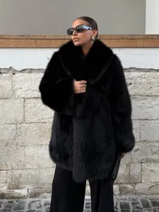Eleganter schwarzer Kunstpelzmantel mit weichem Schalkragen für luxuriösen Winter-Look