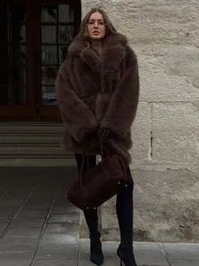 Ganzkörper-Streetstyle-Foto einer Frau in einem warmen dunkelbraunen Kunstpelzmantel