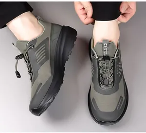 Primo piano di scarpe da trekking all'aperto verde oliva leggere da uomo antiscivolo